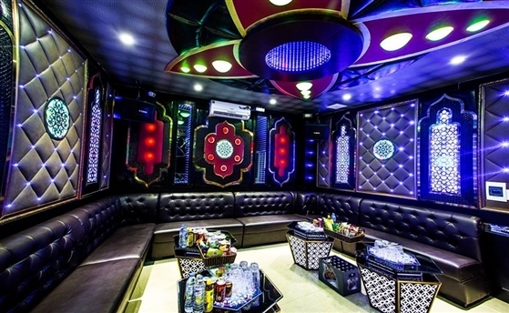 Thiết kế sân khấu đèn led trang trí quán karaoke tạo không gian chuyên nghiệp